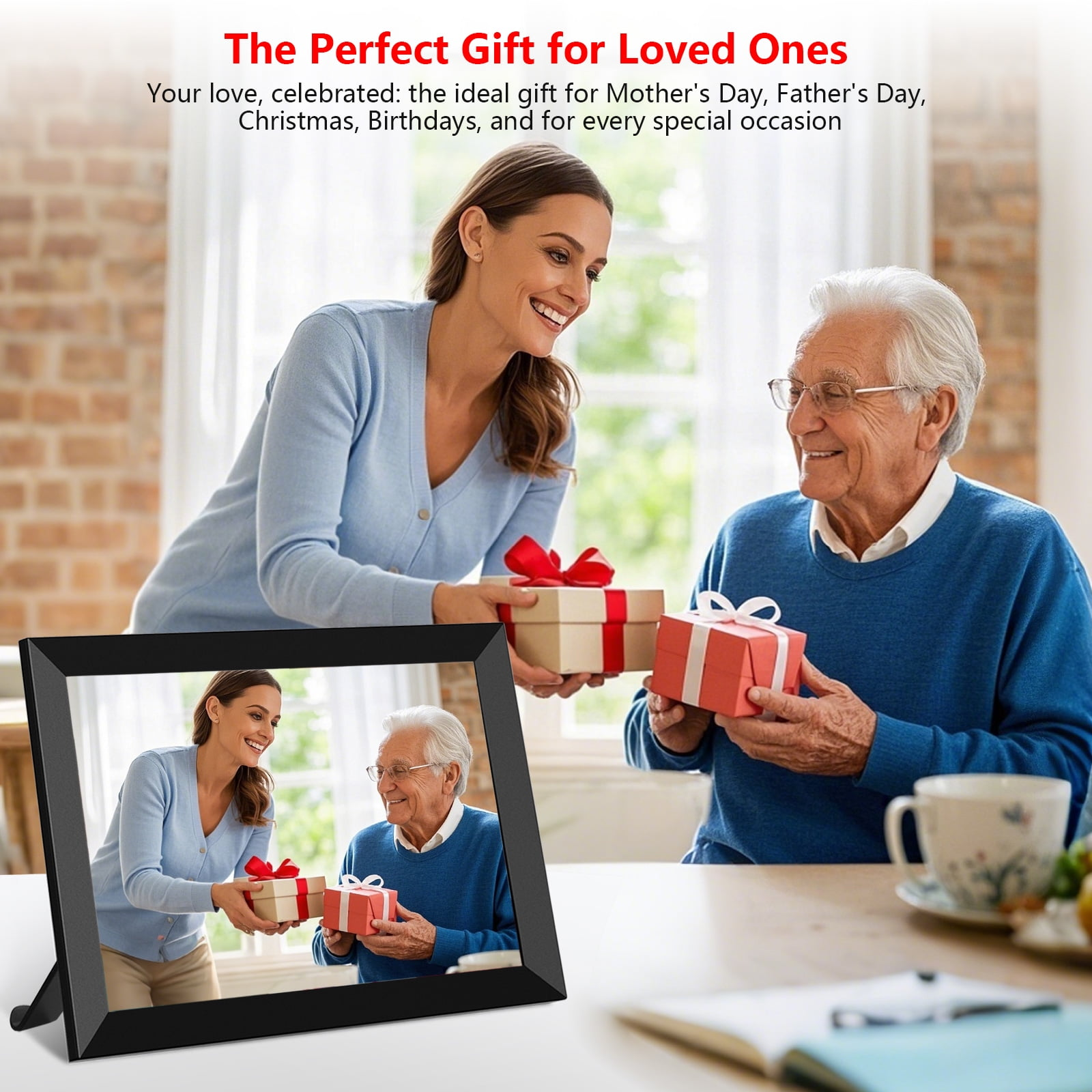 Eine Frau schenkt einem Mann Geschenke. Ein digitaler Fotorahmen zeigt das Bild.