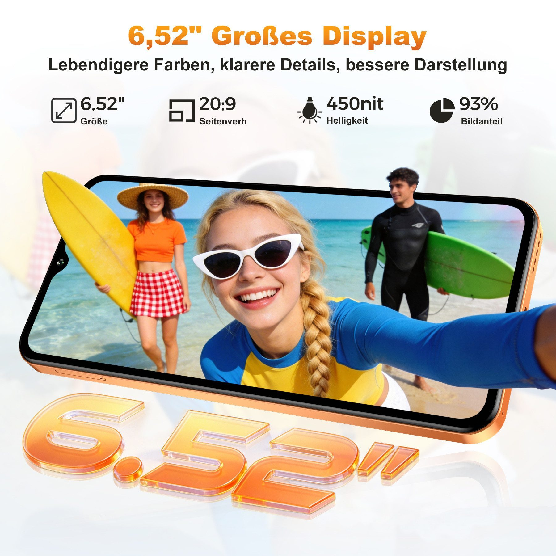 Drei junge Leute am Strand mit Surfbrettern. Ein Handy zeigt das Bild.