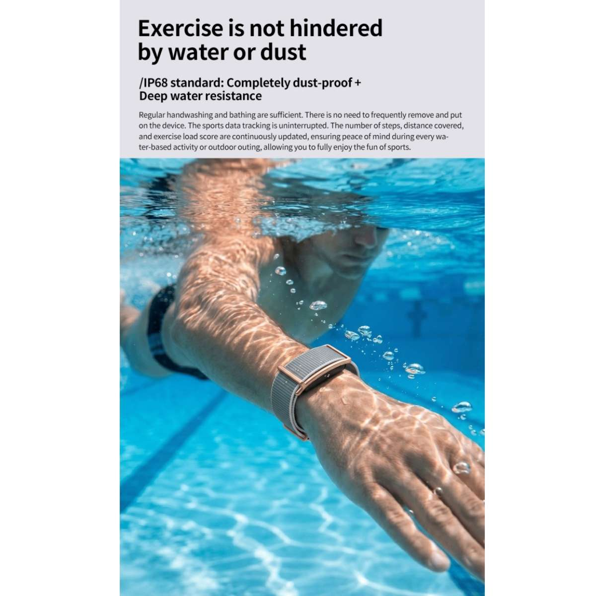 Ein Mann schwimmt unter Wasser, trägt eine Smartwatch.