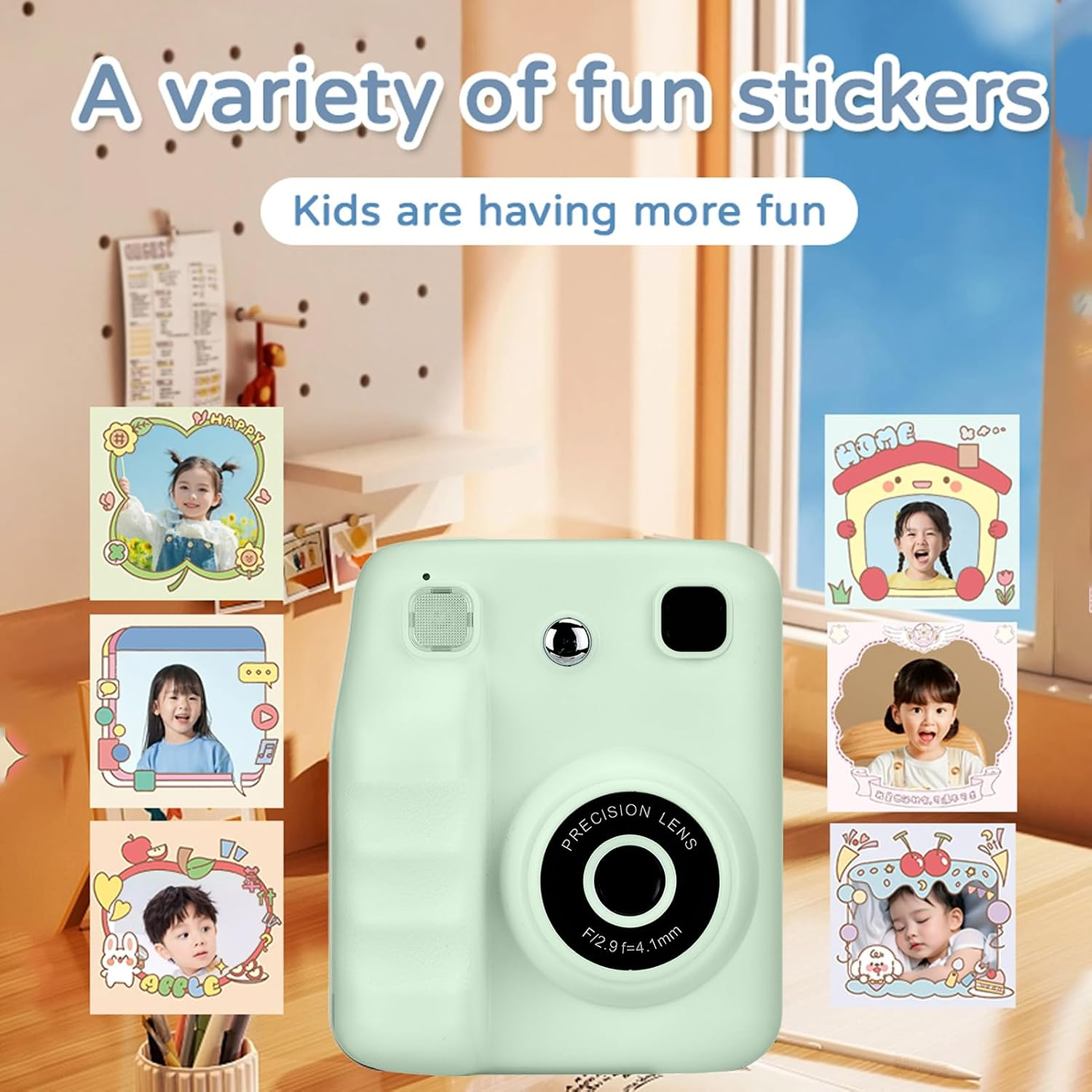 Eine hellgrüne Sofortbildkamera wird mit mehreren bunten Sticker-Fotos von Kindern darum gezeigt.