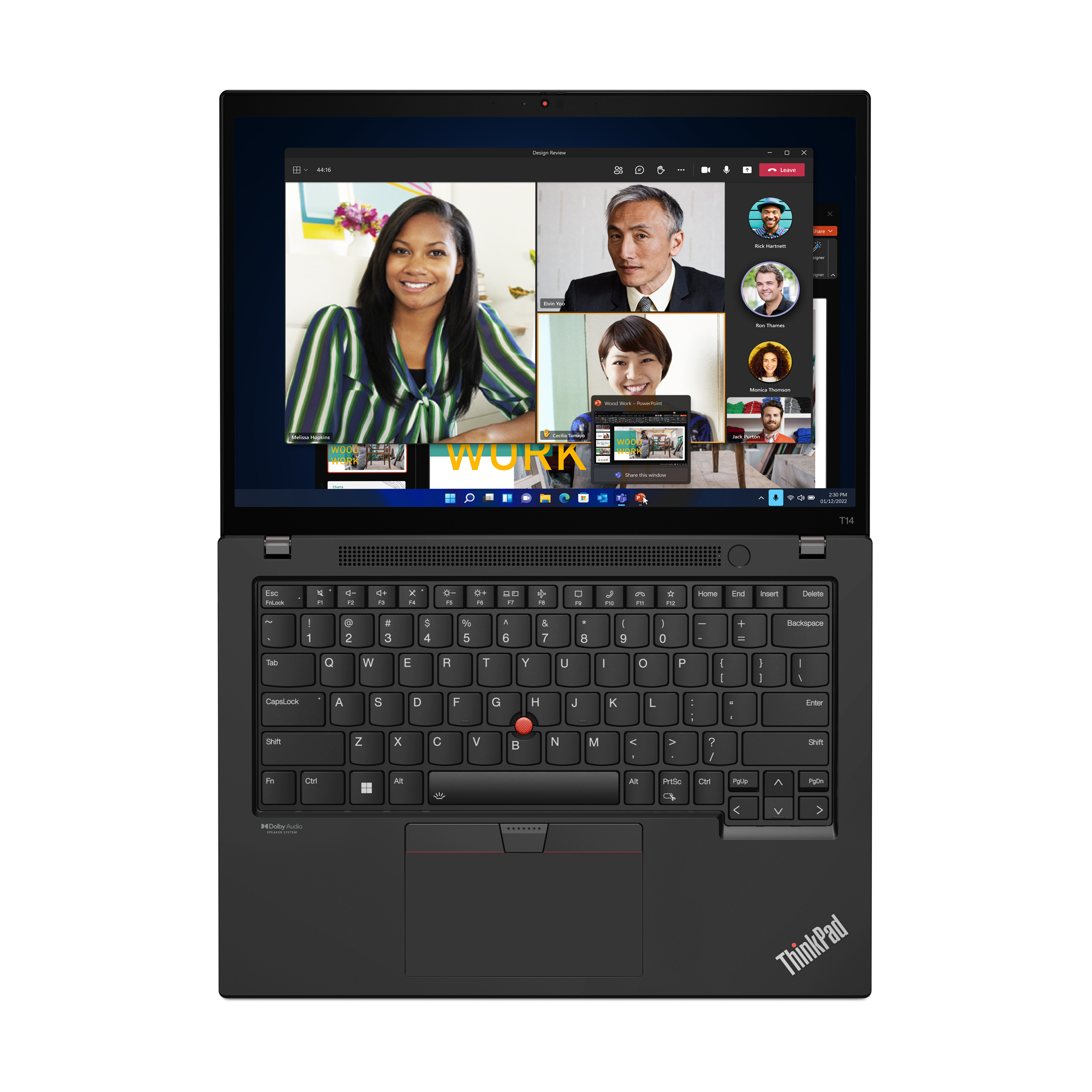 Ein Laptop zeigt eine Videokonferenz mit vier Teilnehmern. Ein Mann teilt seinen Bildschirm.