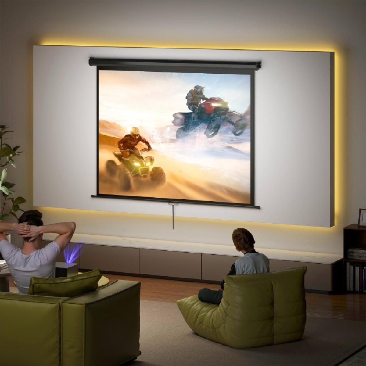 Zwei Personen schauen auf eine Leinwand, auf der Quads in einer Wüstenlandschaft fahren.