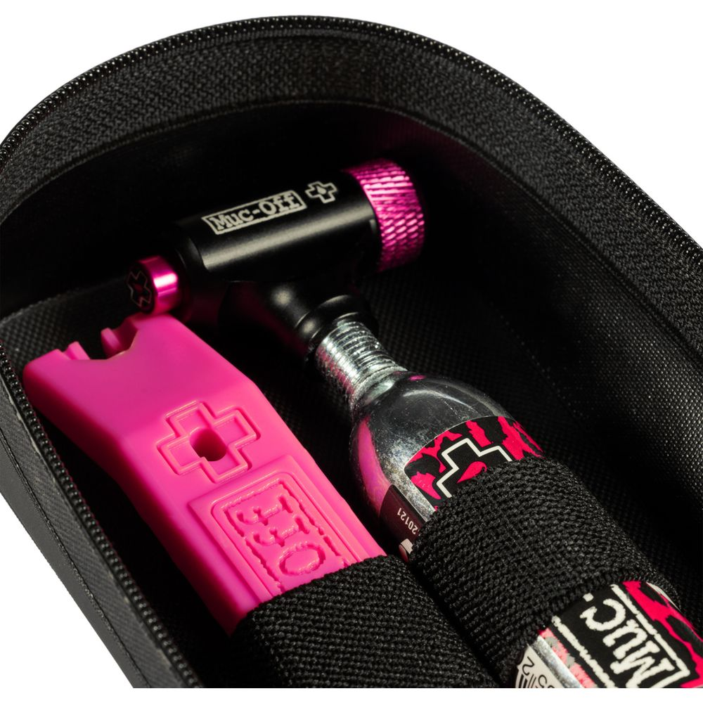 Ein Fahrradreparaturset mit Pumpe, Reifenheber und CO2-Kartusche in einer Tasche.