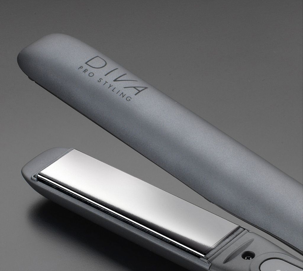 Ein graues Diva Pro Styling Glätteisen mit Metallic-Finish.