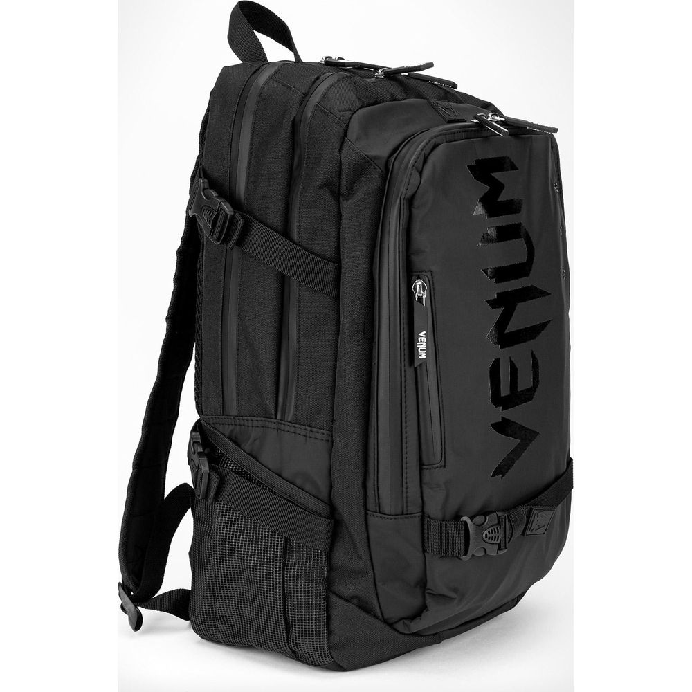Ein schwarzer Venum-Rucksack mit großem Logo an der Seite. Er hat mehrere Fächer.