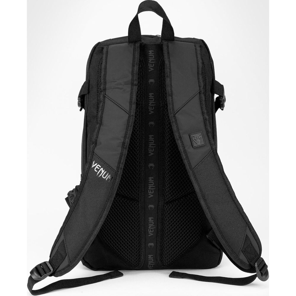 Schwarzer Rucksack mit Venum-Logo auf einem Schultergurt und wiederholtem Venum-Schriftzug.