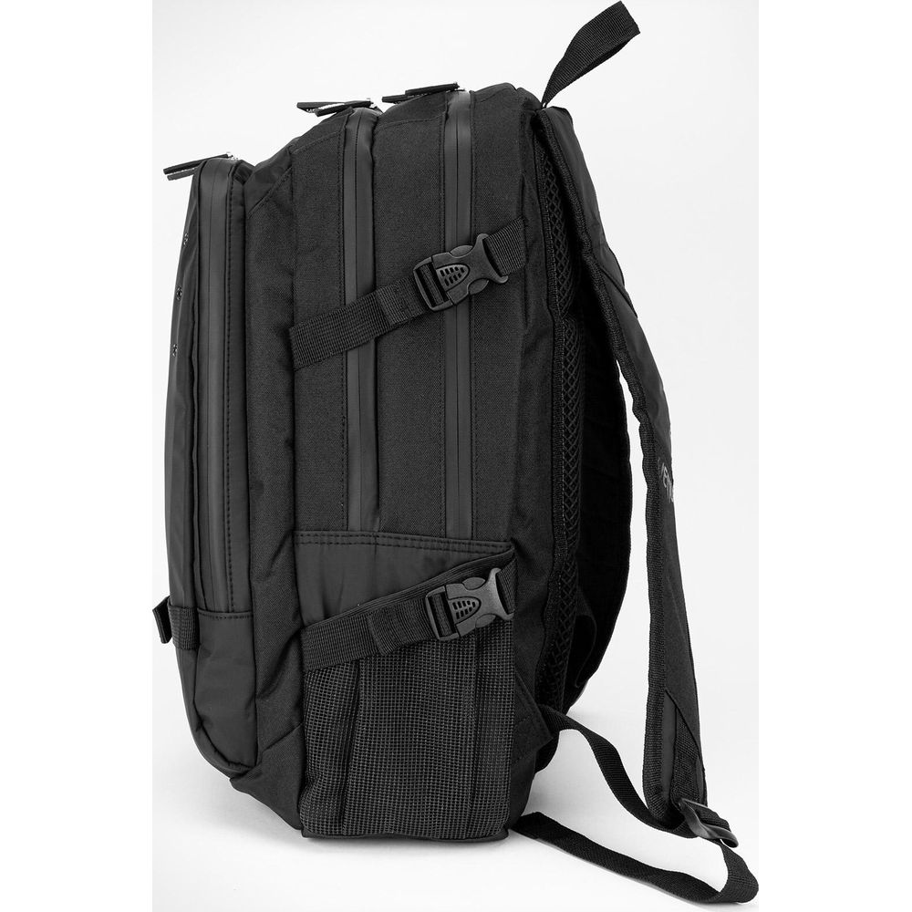 Schwarzer Rucksack mit Schnallen und Netztaschen, von der Seite gezeigt.