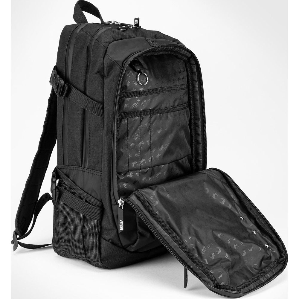 Schwarzer Venum Rucksack, offen mit mehreren Fächern und seitlichen Netztaschen.