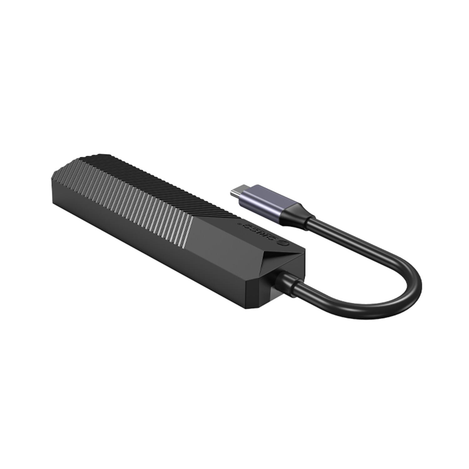 Siyah USB-C adaptörü, yivli yüzeyli ve kısa kablolu.
