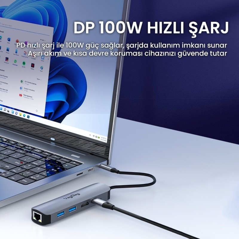 Bir dizüstü bilgisayar, gri çok portlu bir cihaza bağlanıyor.