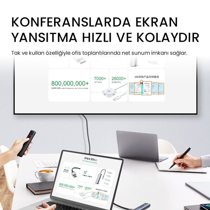 Bir kişi uzaktan kumanda tutuyor, bir dizüstü bilgisayar yerleştirme merkezi görüntüsü gösteriyor.