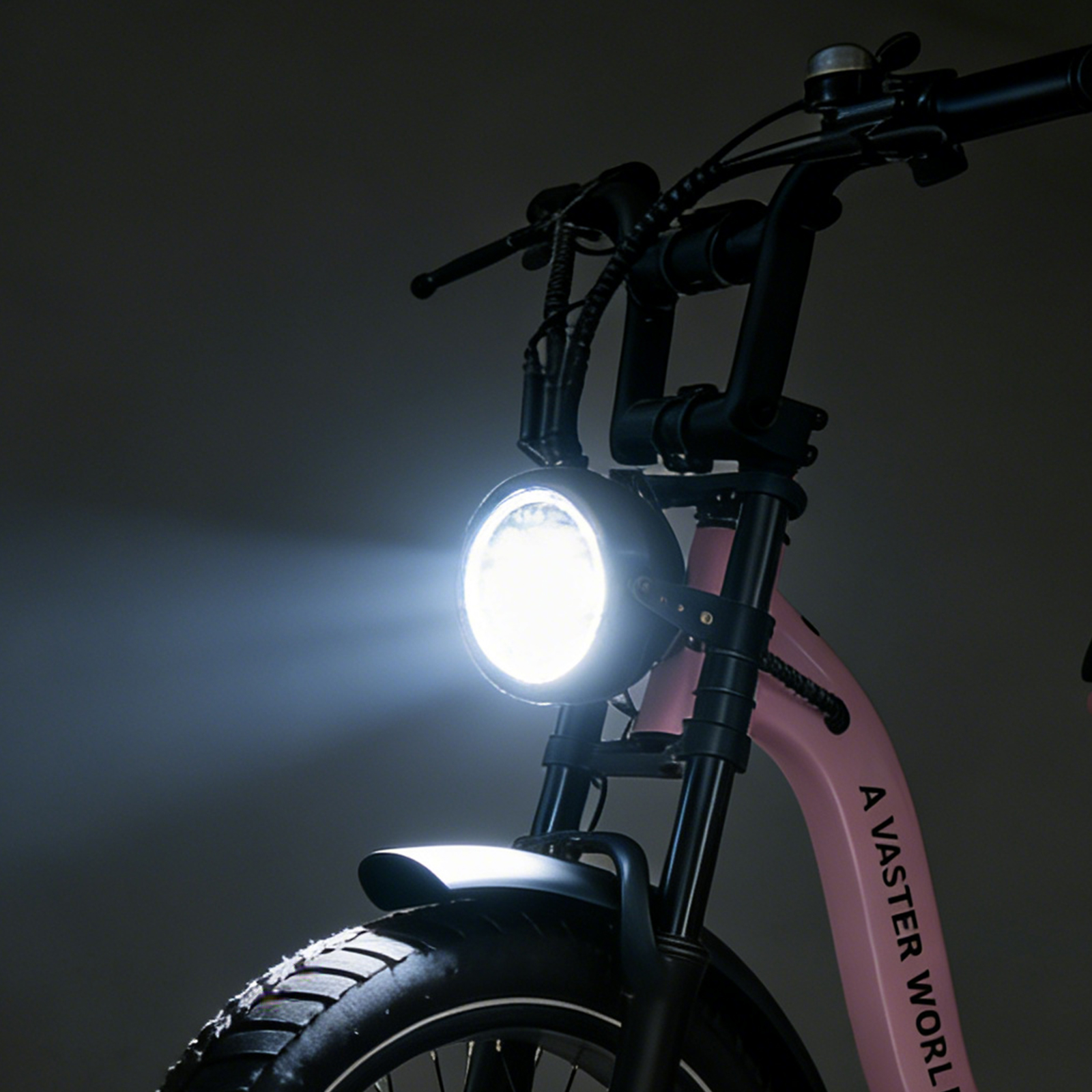 Ein rosa Fahrrad mit hellem Scheinwerfer und schwarzem Lenker.