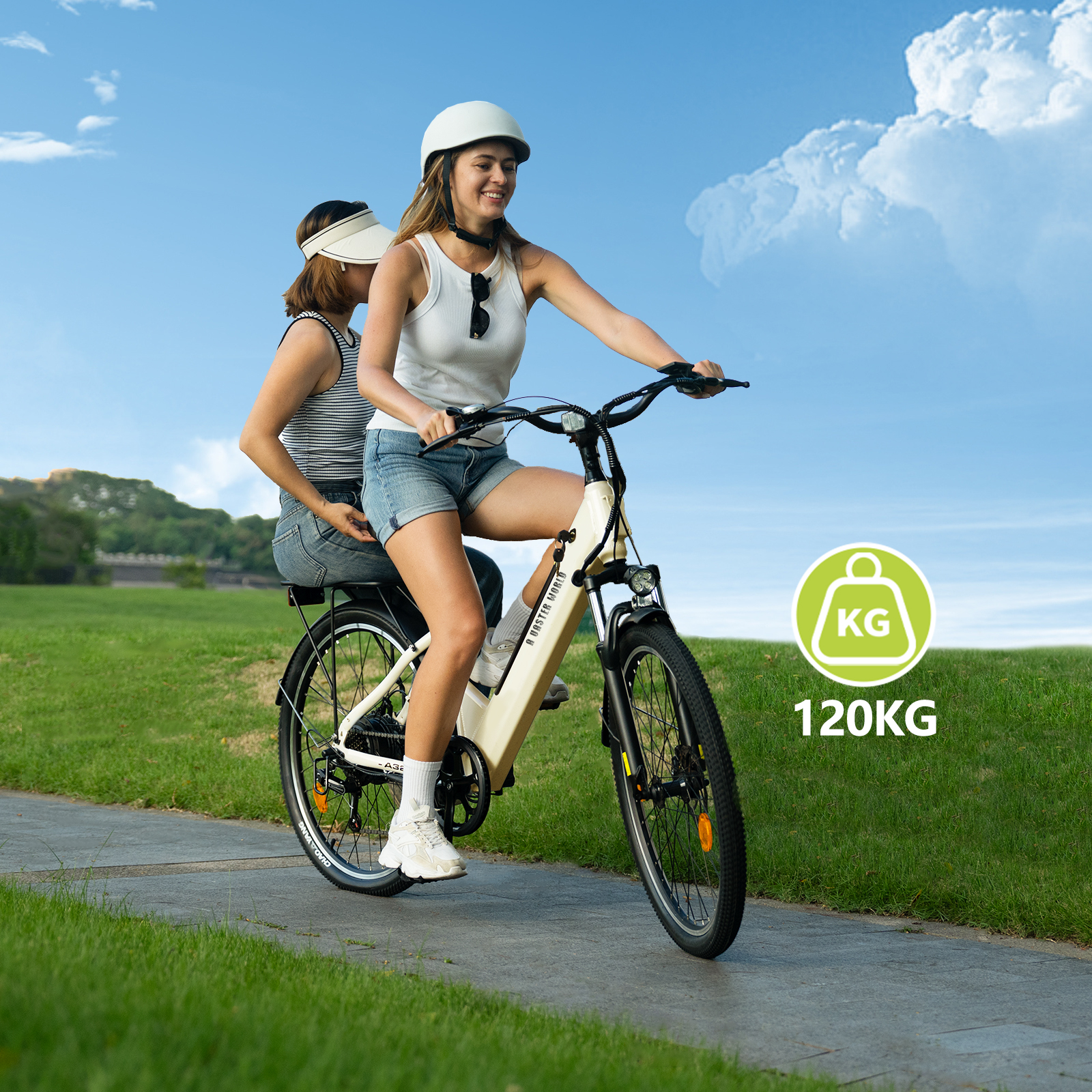 Zwei Frauen fahren Fahrrad, eine hinter der anderen. Der Hintergrund ist eine grüne Wiese.