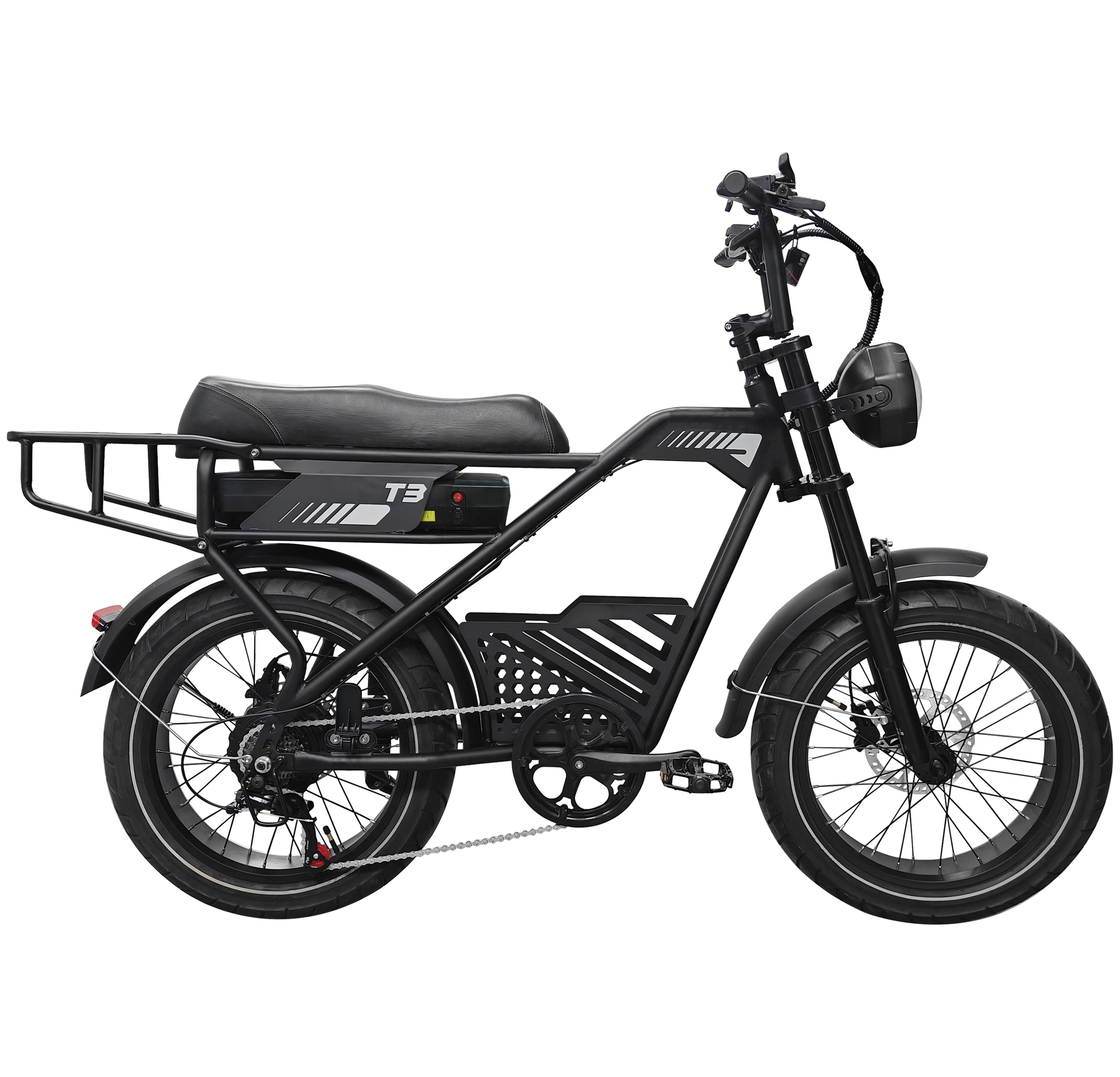 Ein schwarzes Elektrofahrrad mit breiten Reifen, Gepäckträger und Ladeanschluss.