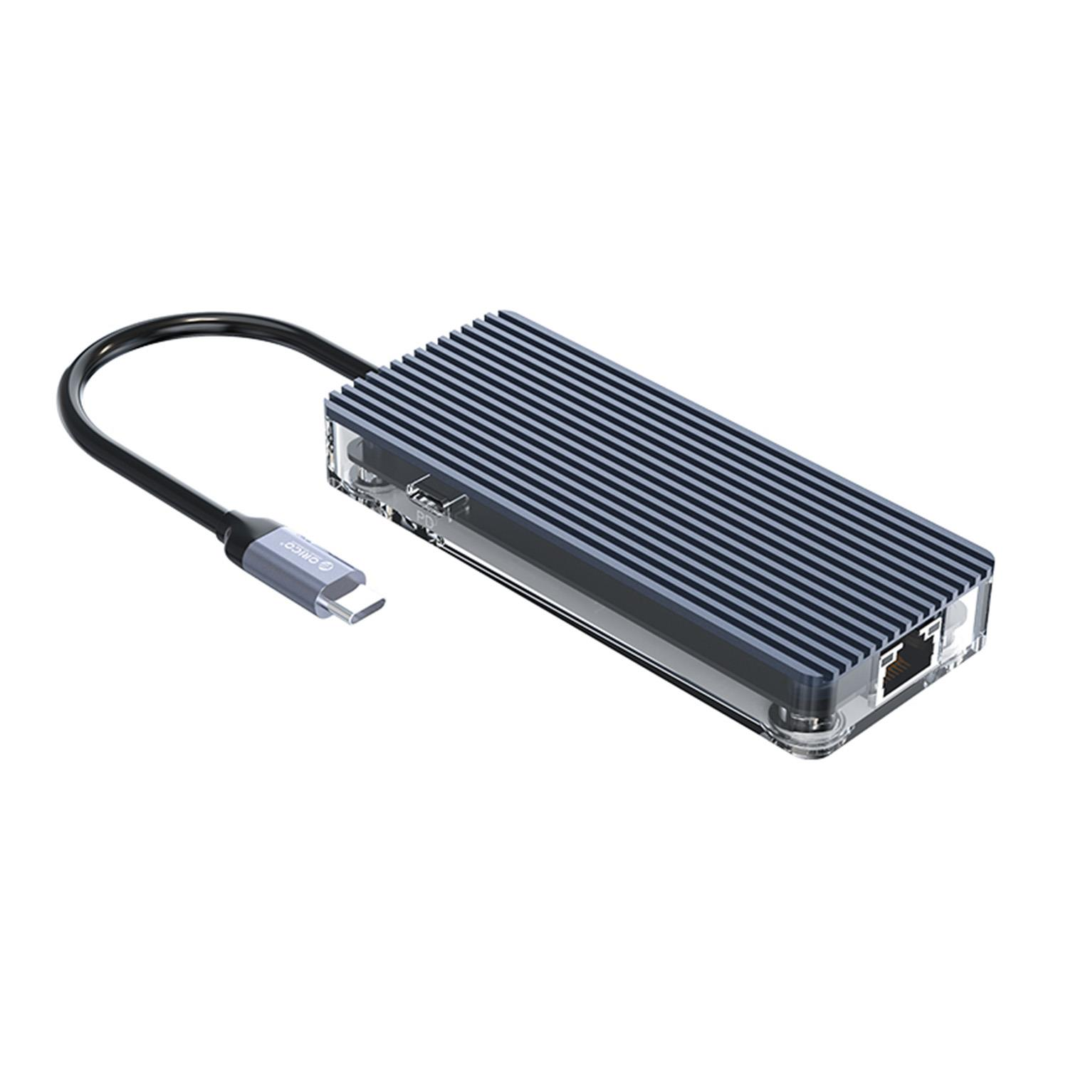 Yivli koyu gri üst yüzeye sahip gümüş ORICO USB-C Ethernet adaptörü.