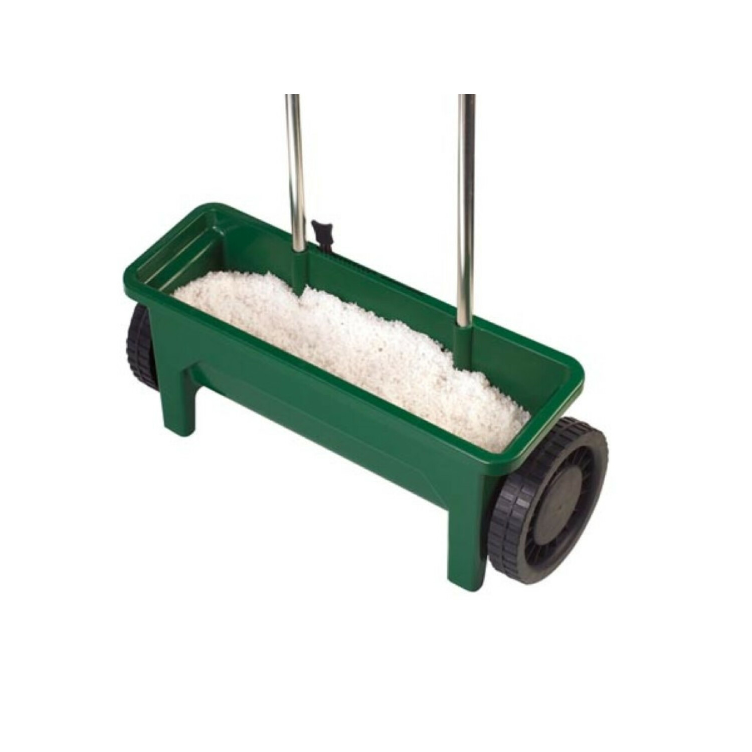 Carrello spargitore verde con granuli bianchi, su sfondo bianco.