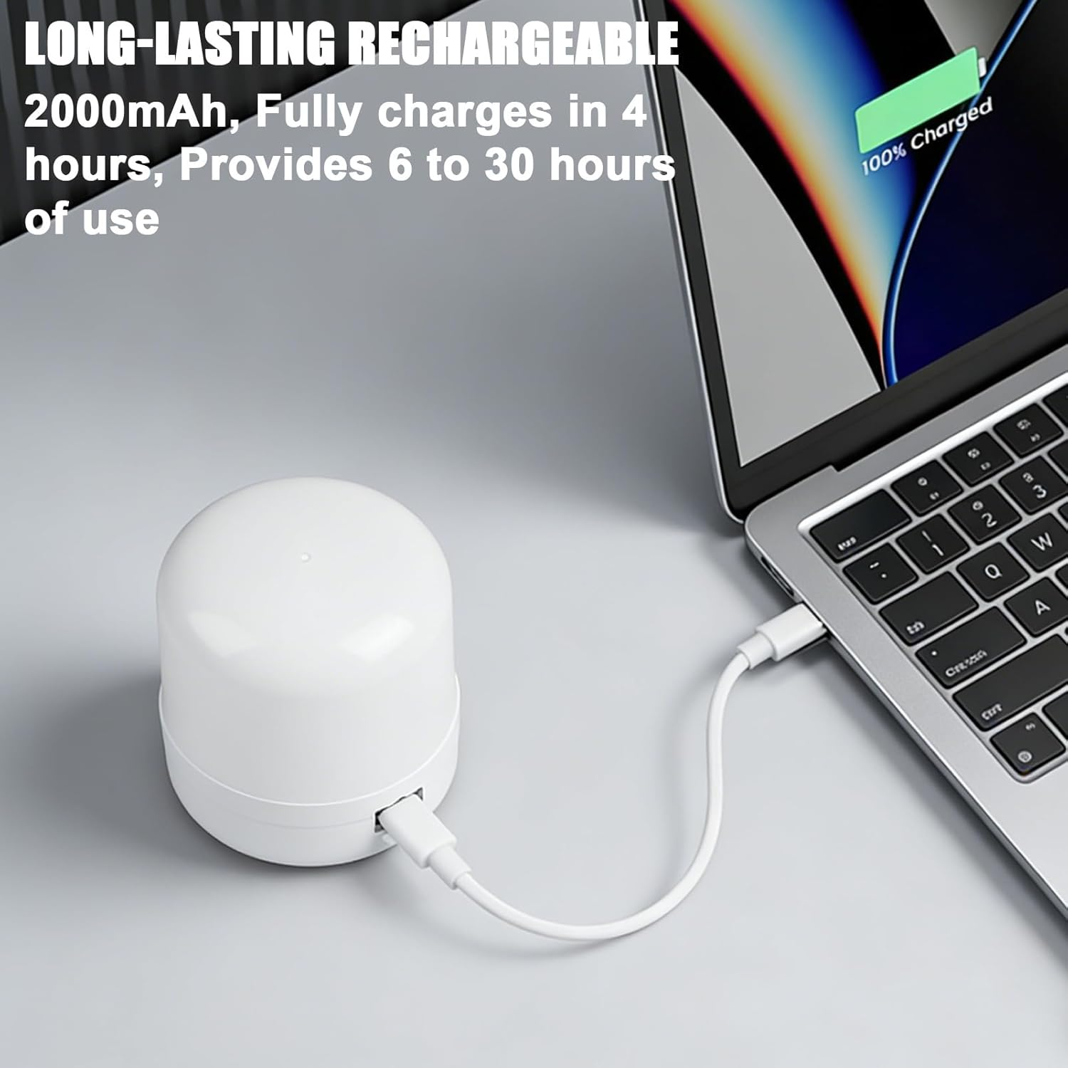 Ein weißes wiederaufladbares Gerät lädt per USB-C von einem Laptop. 2000mAh.