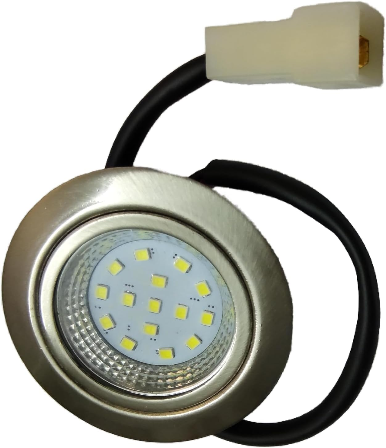 Eine silberne LED-Lampe mit schwarzem Kabel und weißem Stecker auf weißem Hintergrund.