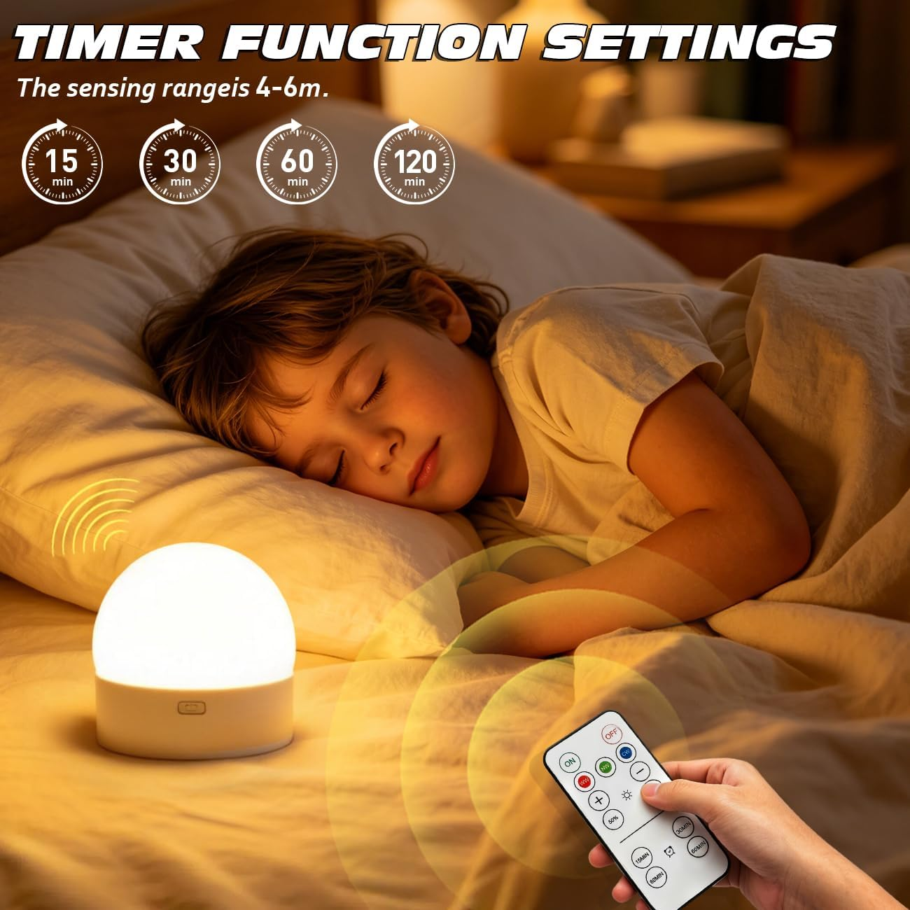 Ein Kind schläft, während eine Hand eine Fernbedienung für eine Lampe hält.