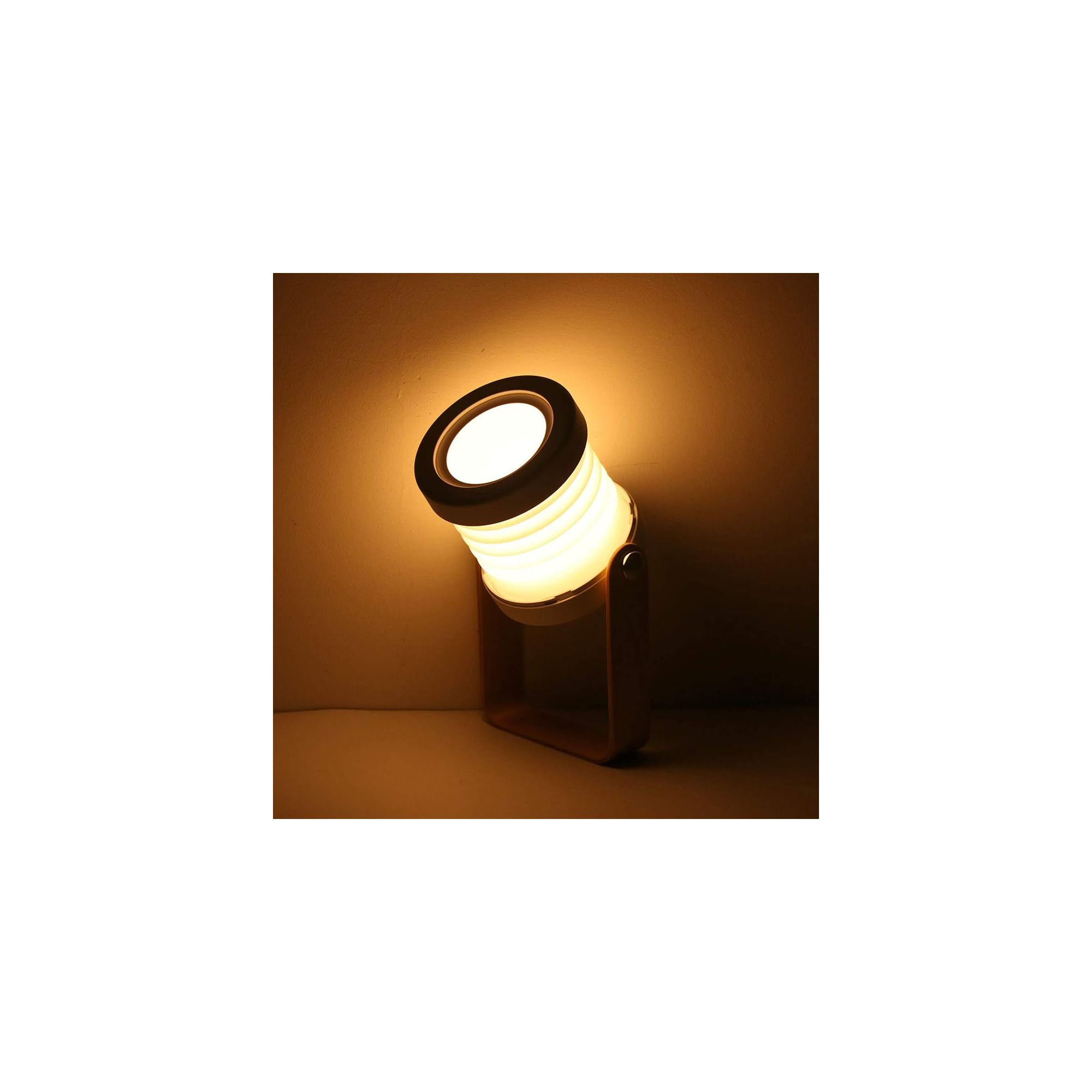 Eine leuchtende Lampe mit einem Holzboden und einer Wand.