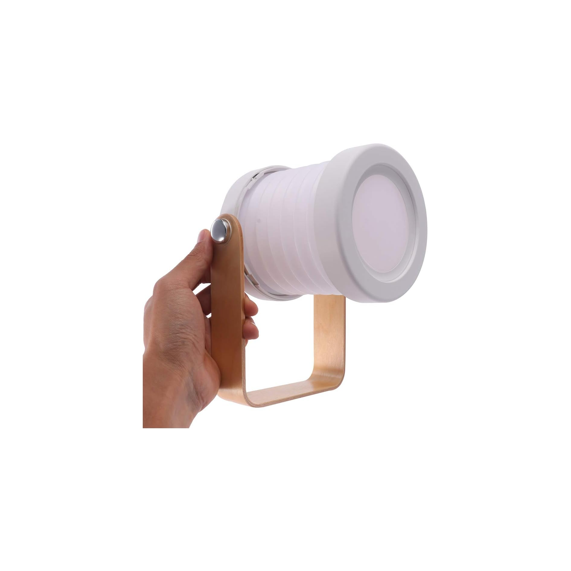 Eine Hand hält eine weiße Lampe mit Holzgriff.