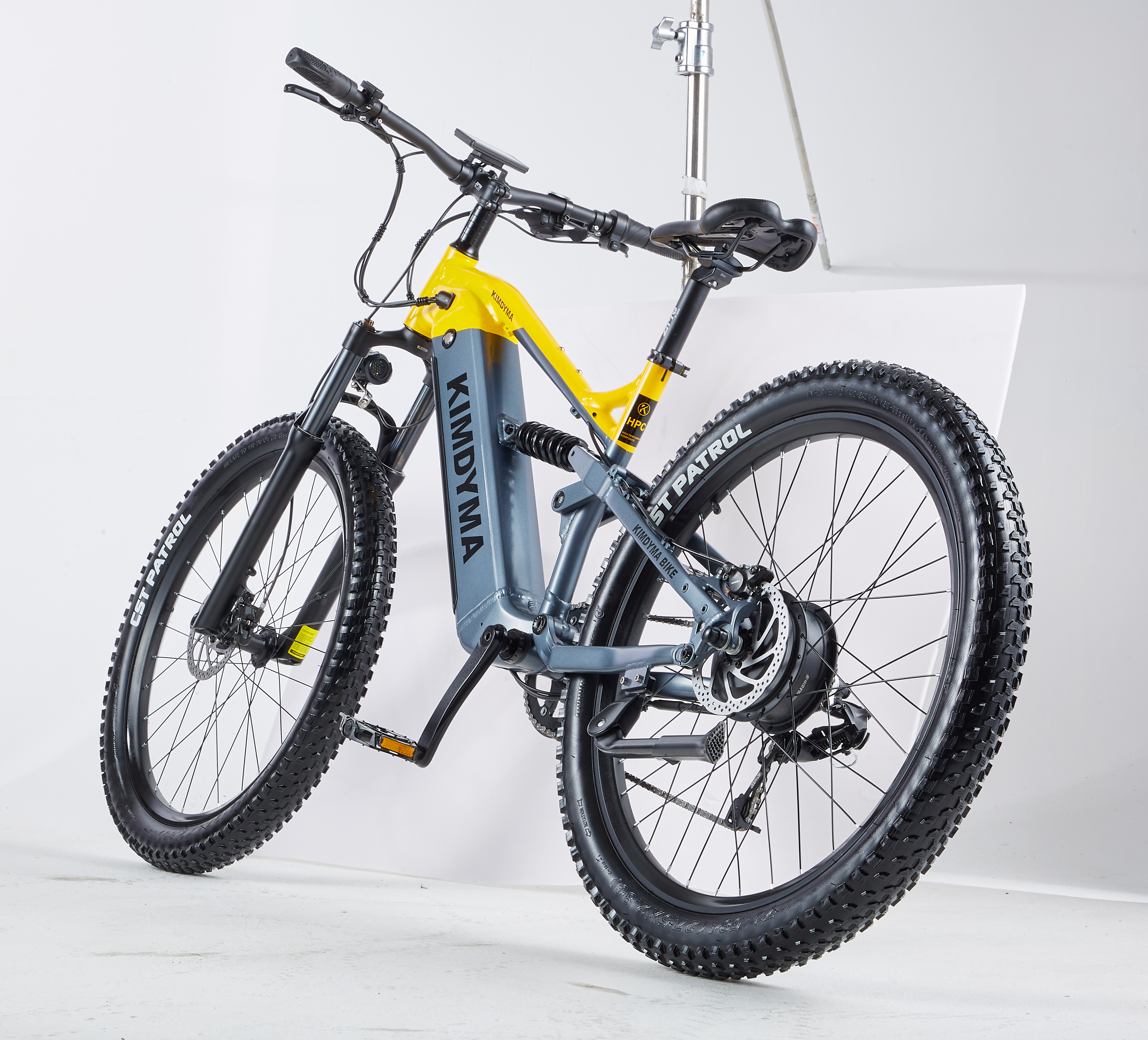 Ein gelbes und graues E-Bike mit dicken Reifen und Federung.