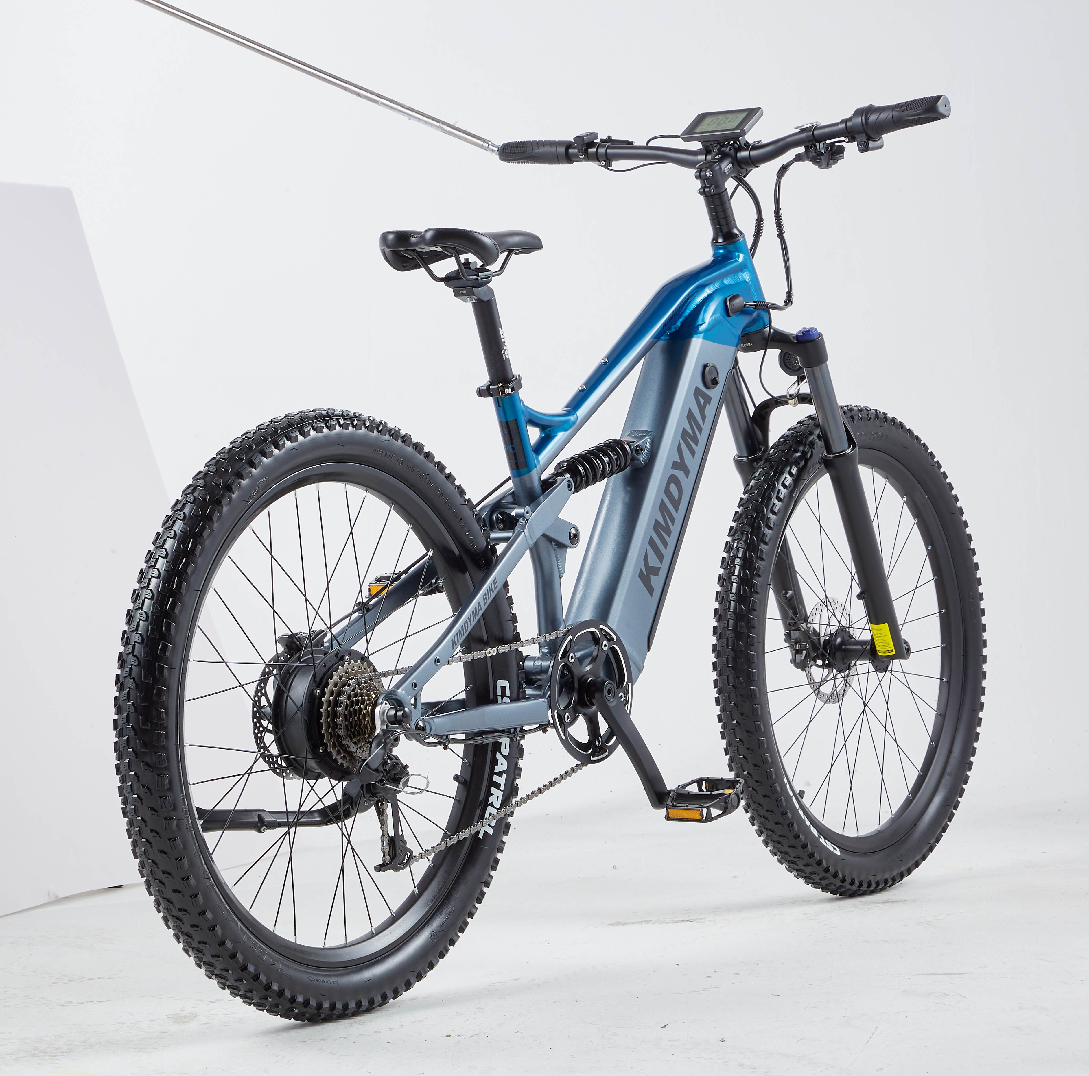 Ein blaues und graues E-Mountainbike mit breiten Reifen und Federung.