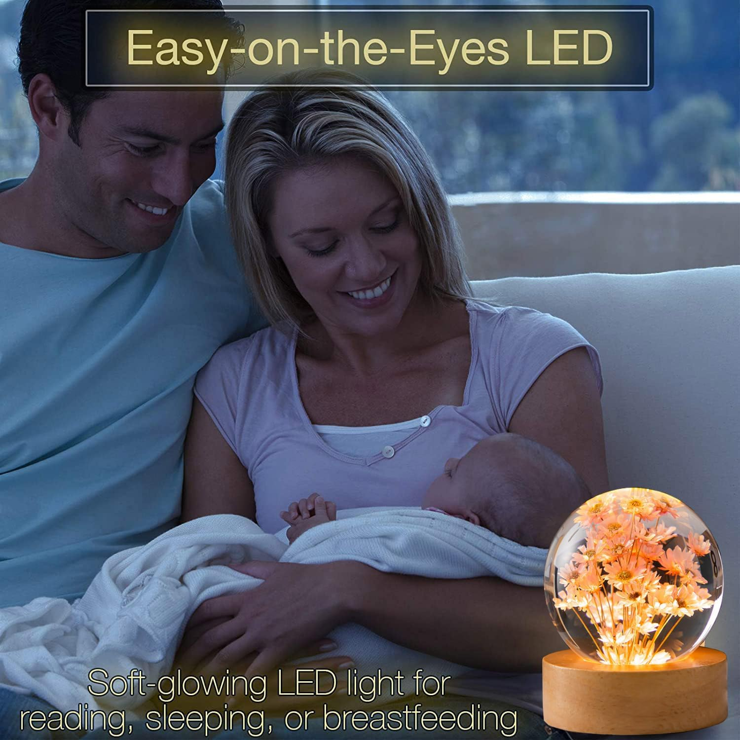 Eltern kuscheln Baby in der Nähe einer leuchtenden floralen LED-Lampe.