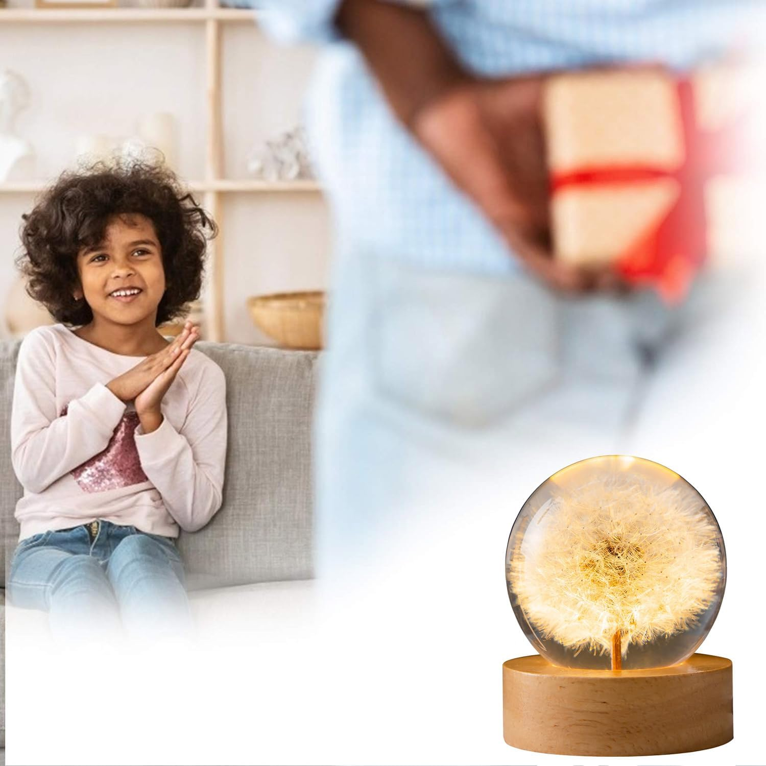 Mädchen sitzt auf Sofa, Mann schenkt Geschenk. Dandelion-Lampe leuchtet.