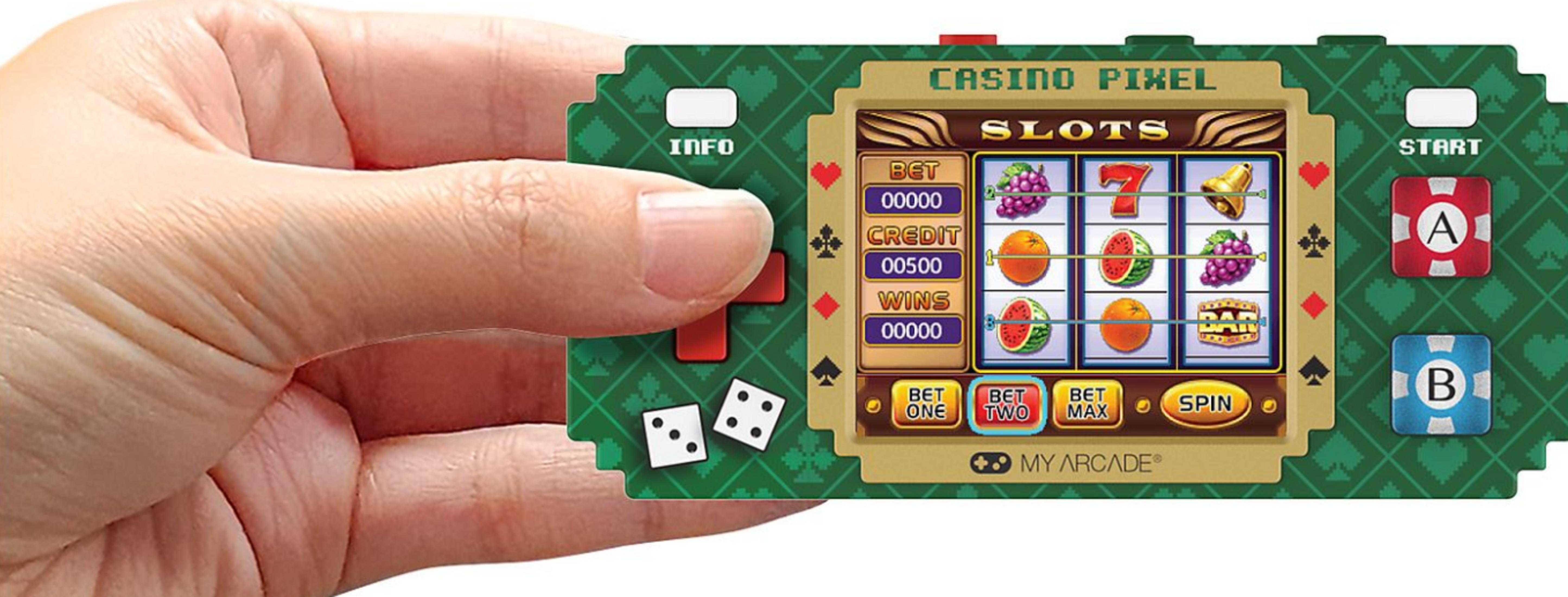 Mano che tiene un dispositivo di gioco pixelato con slot machine, dadi e pulsanti.