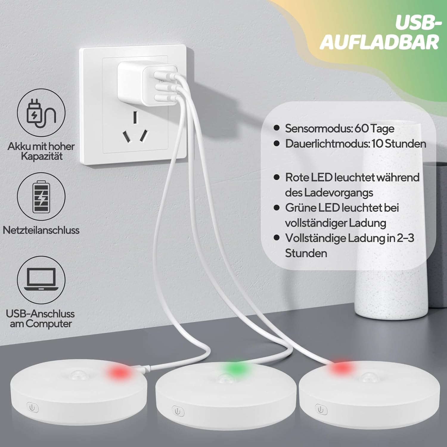 Weiße USB-Ladegeräte mit roten und grünen LEDs werden von einer Steckdose und einem Laptop aus aufgeladen.