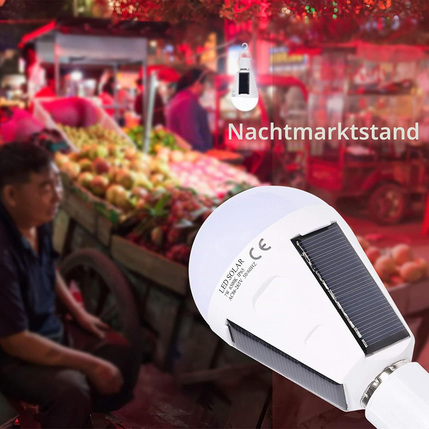 Ein Solar-LED-Licht über einem Nachtmarktstand mit Obst und Menschen.