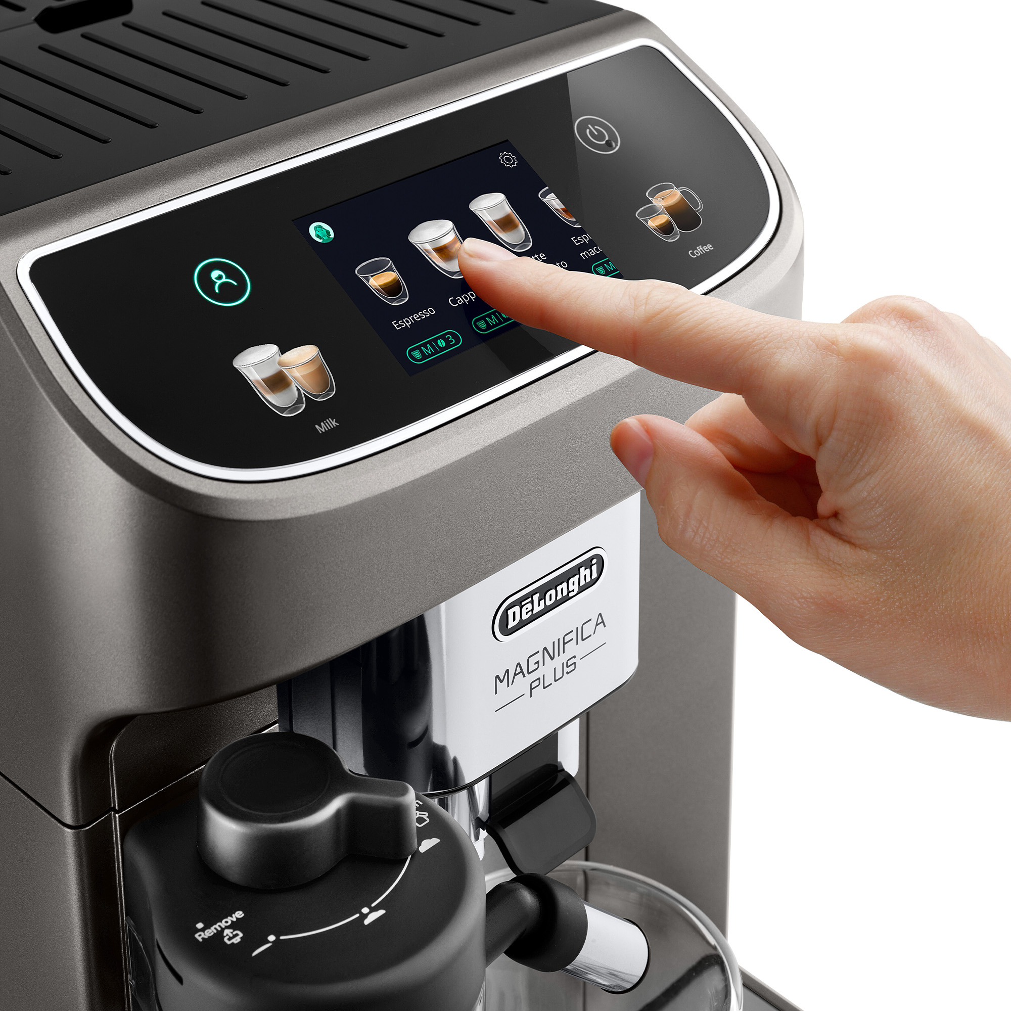 Una mano aziona il menu touchscreen di una macchina da caffè per espresso, cappuccino e latte.