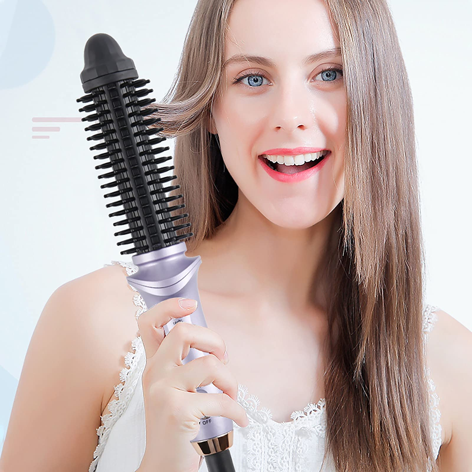 Eine Frau mit blauen Augen hält einen lockenstabähnlichen Haarglätter.