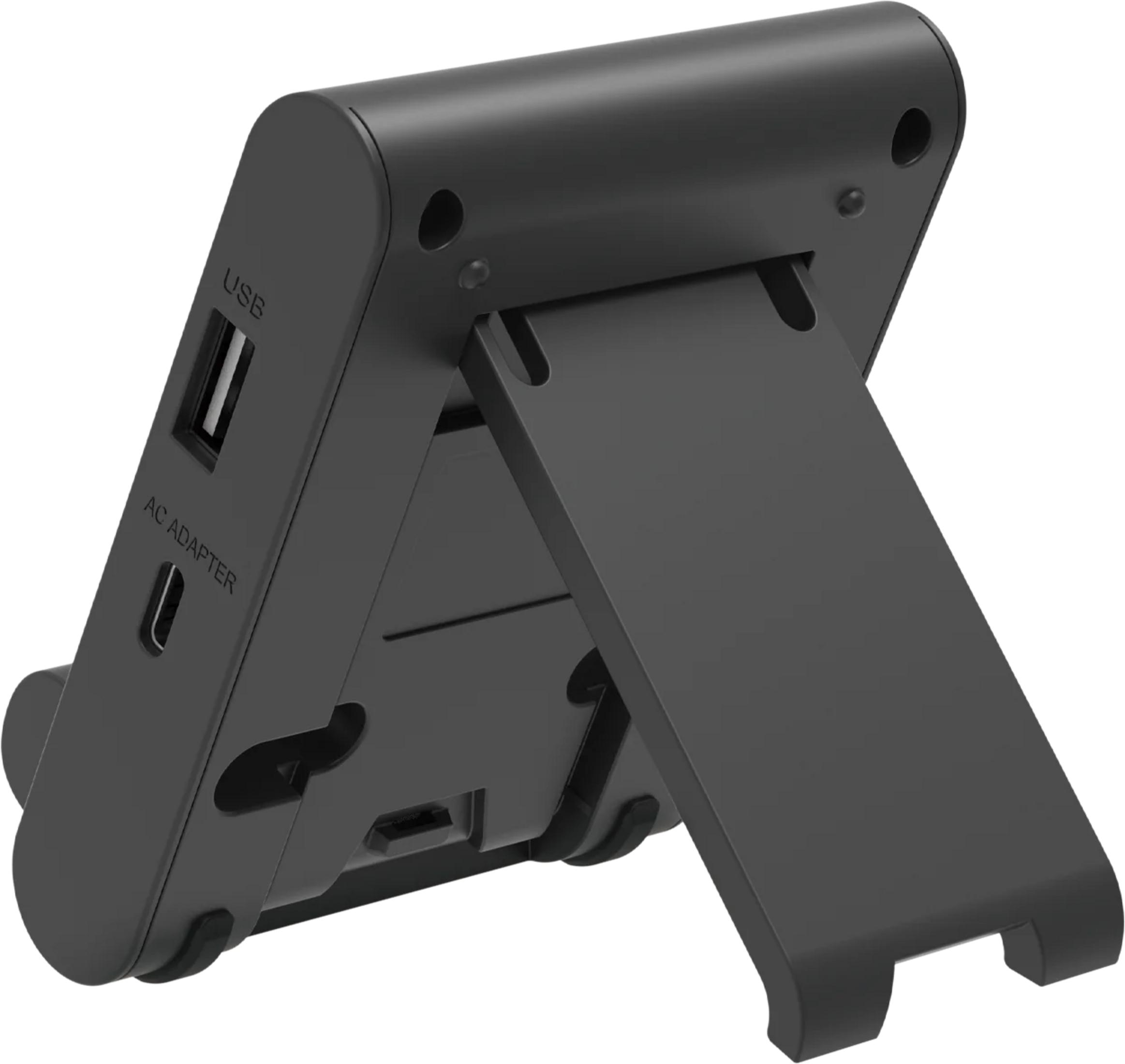Dispositivo nero con supporto pieghevole, porte USB e adattatore AC.