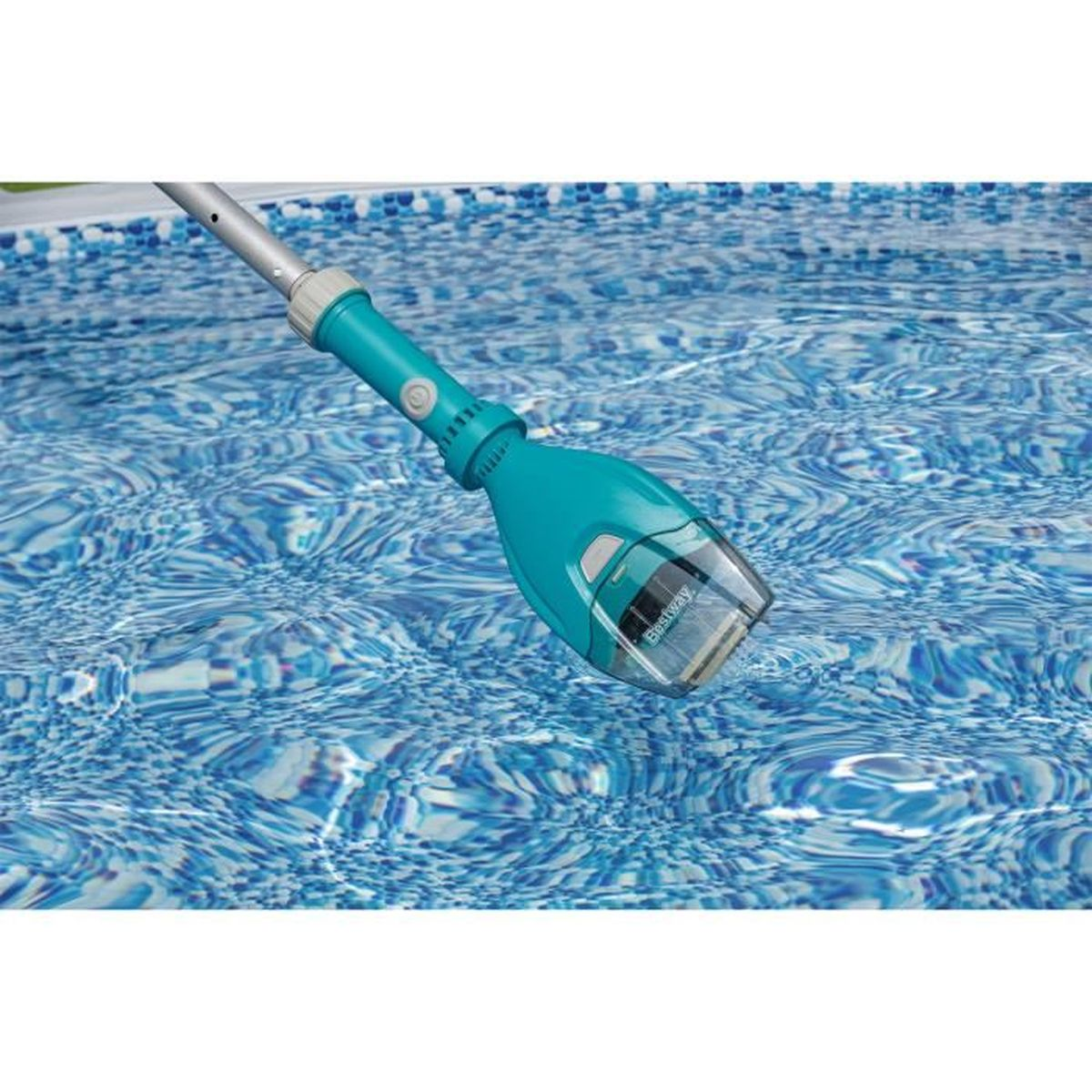 Ein türkisfarbener Poolreiniger mit Stiel taucht in blaues Wasser ein.