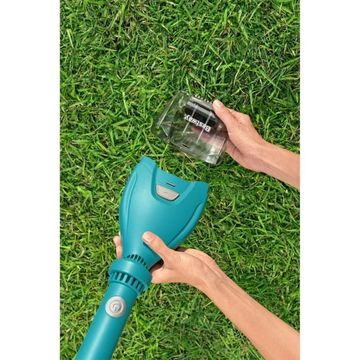 Zwei Hände halten einen blauen Poolreiniger über grünem Gras.