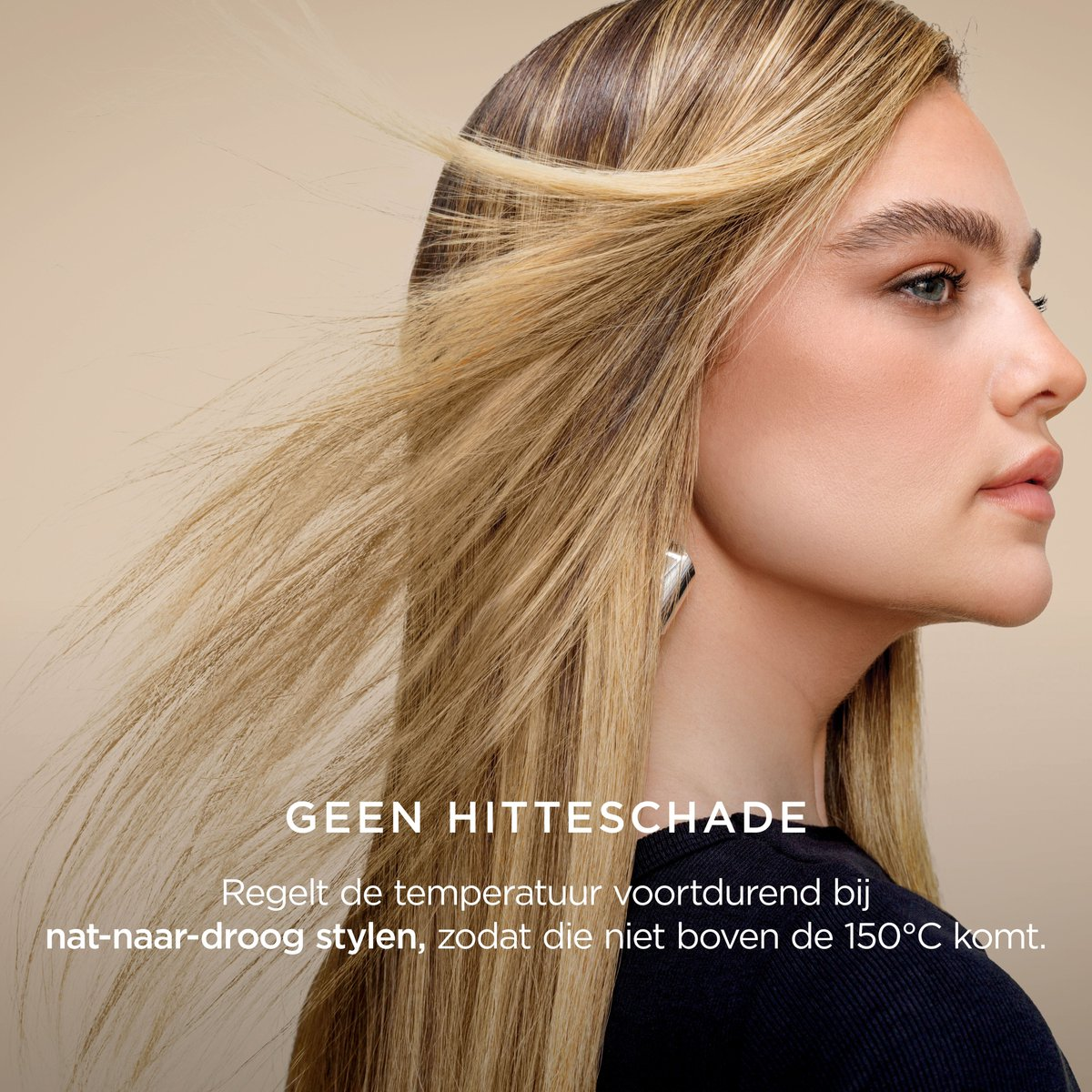 Una donna con lunghi capelli biondi, di profilo, su sfondo chiaro.
