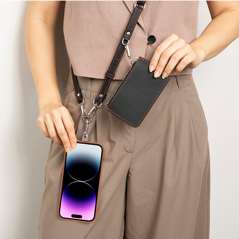 Bir kişi askıda siyah cüzdan ve telefon taşıyor.