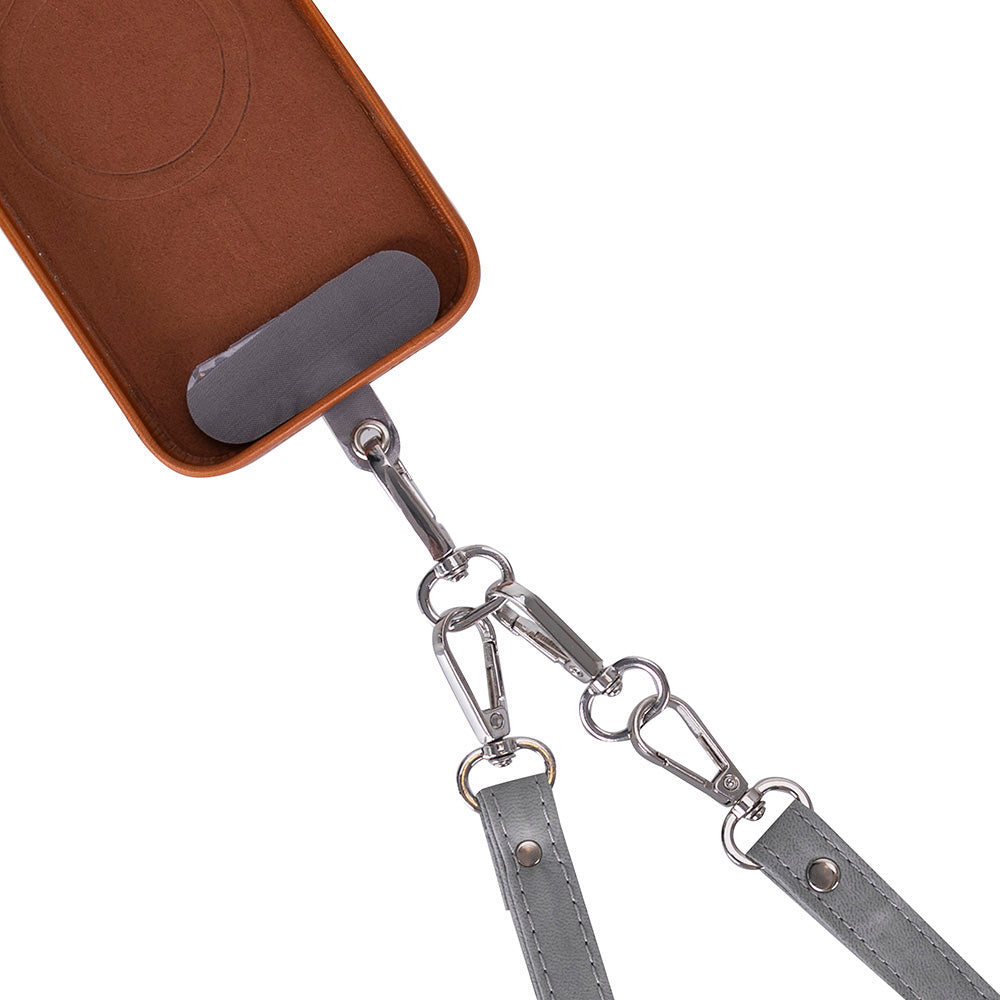 Gümüş tokalı kahverengi telefon kılıfı ve gri kayış.