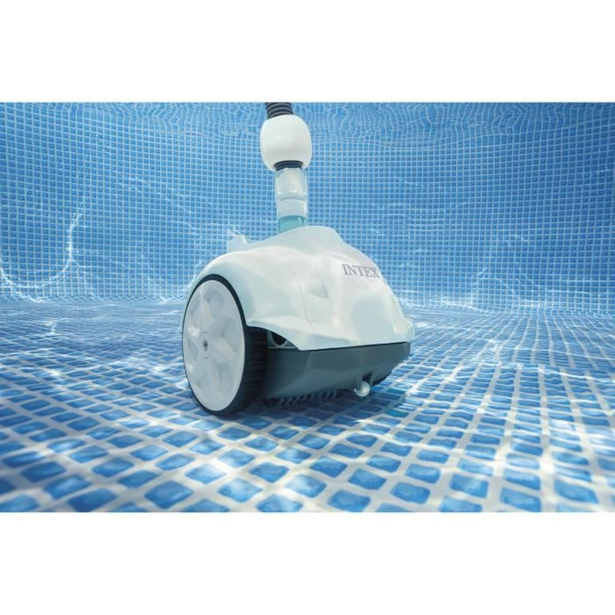 Un robot pulitore bianco con ruote opera sul fondo blu piastrellato di una piscina.