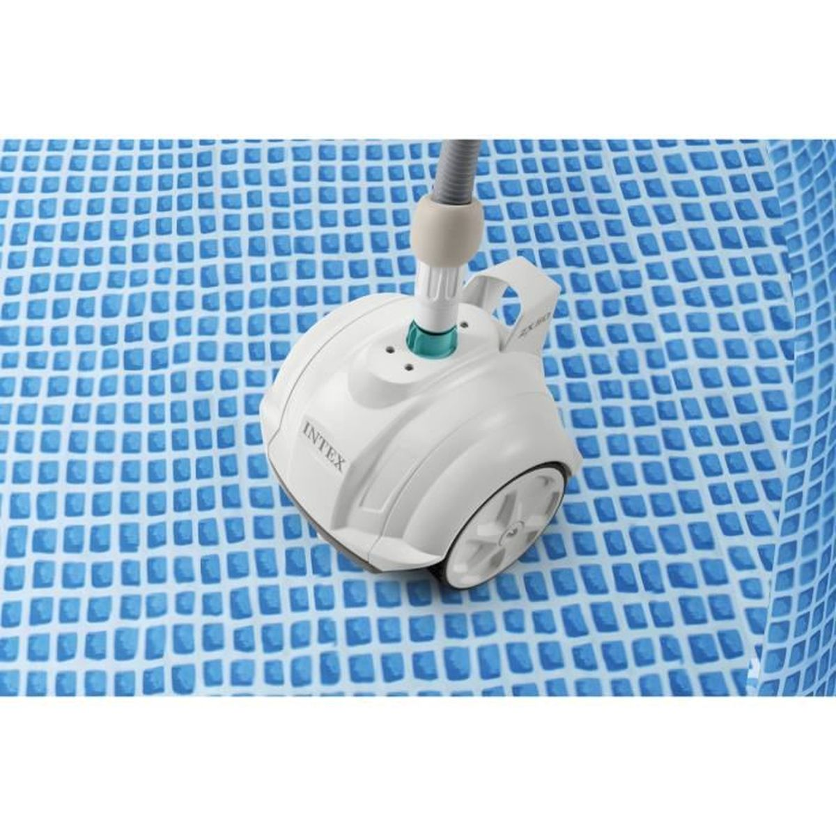 Un pulitore per piscina bianco con ruote su una superficie piastrellata blu.
