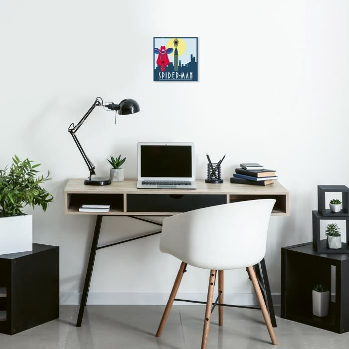 Ein Schreibtisch mit Laptop, Lampe und Spider-Man-Bild im Hintergrund.