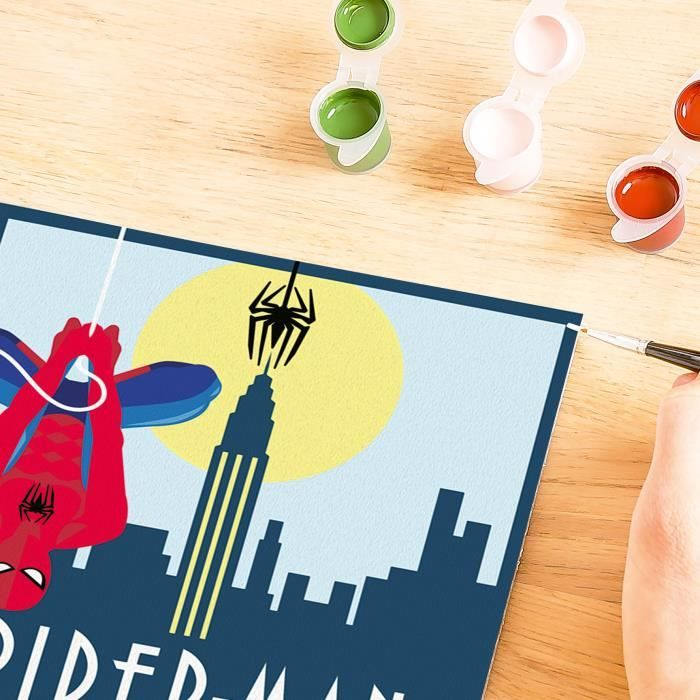 Spider-Man hängt kopfüber über einer Stadtsilhouette mit gelber Sonne.