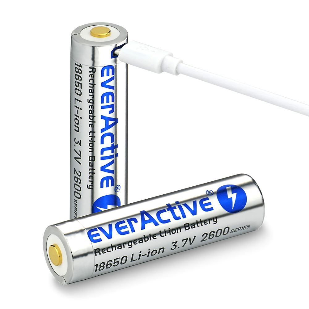 Dos baterías plateadas EverActive 18650 Li-ion, una se está cargando.