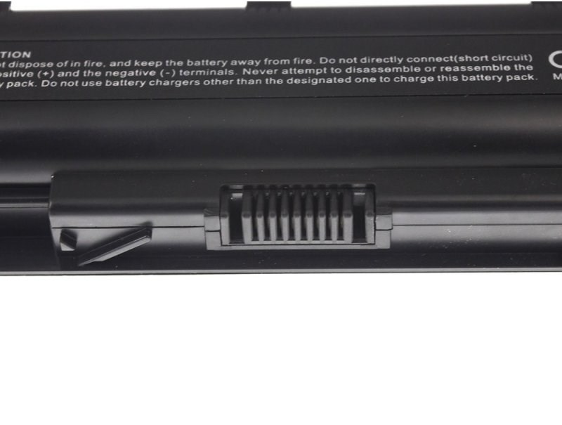 Nahaufnahme einer schwarzen Laptop-Batterie mit Warnhinweisen und einem Verriegelungsmechanismus.