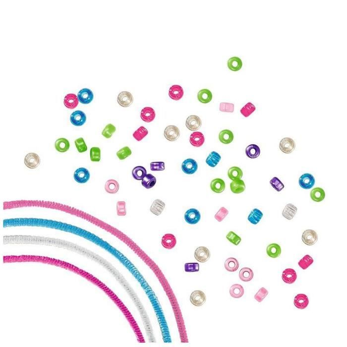 Bunte Perlen und Pfeifenreiniger in Regenbogenfarben auf weißem Hintergrund.