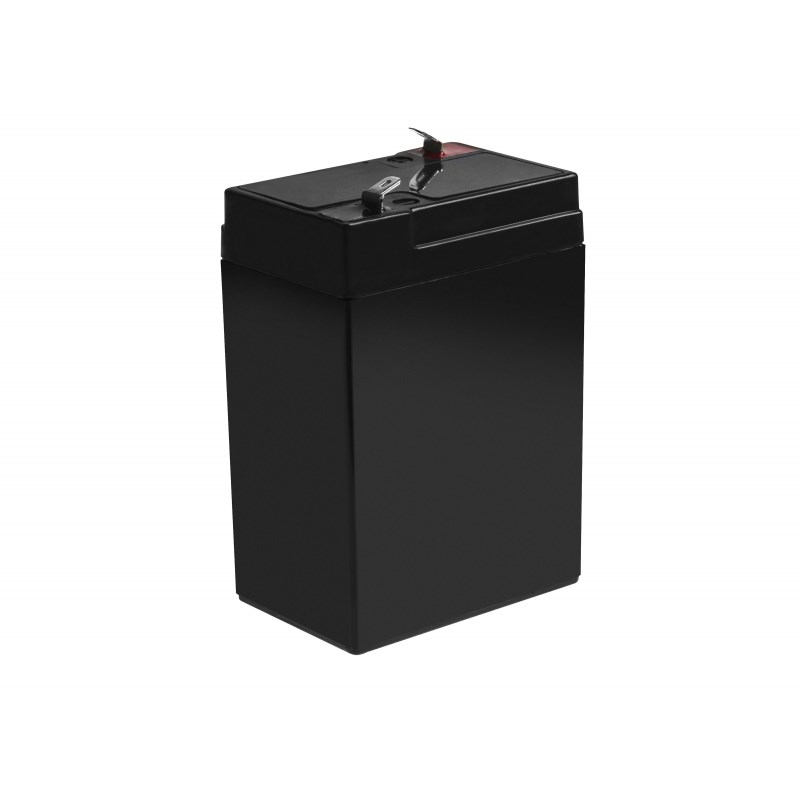 Una batteria nera con due terminali in cima, isolata su sfondo bianco.