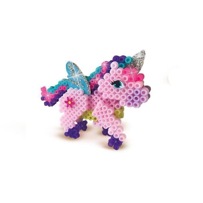 Ein Einhorn aus bunten Perlen mit Flügeln und Glitzer.
