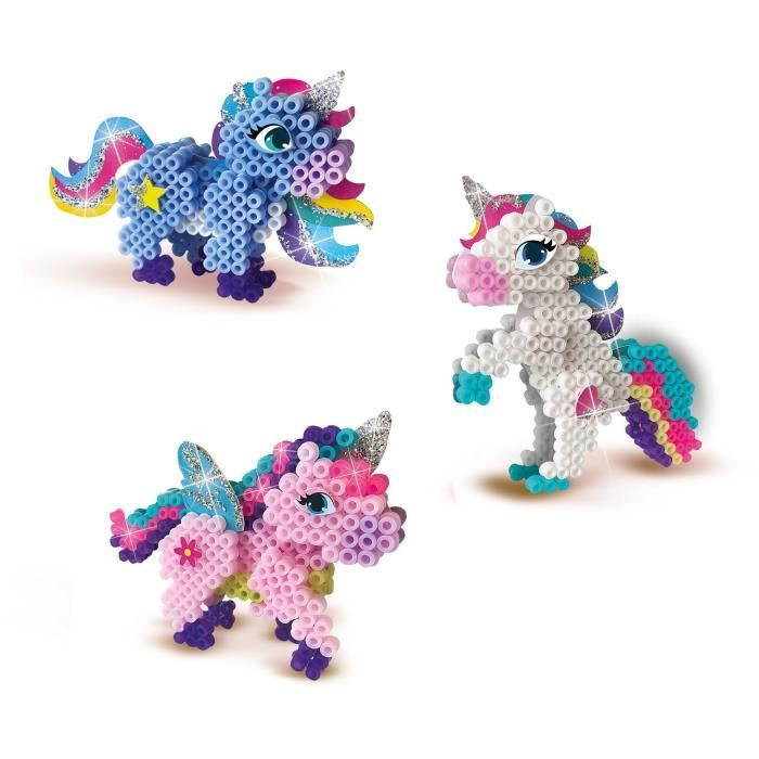 Drei Einhornfiguren aus Perlen in Blau, Weiß und Rosa mit glitzernden Details.